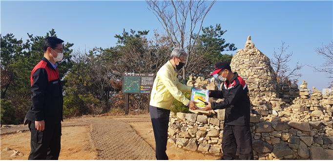 11.19(김석기 김해부시장, 산불감시초소 방문 산불감시원 격려)1.jpg